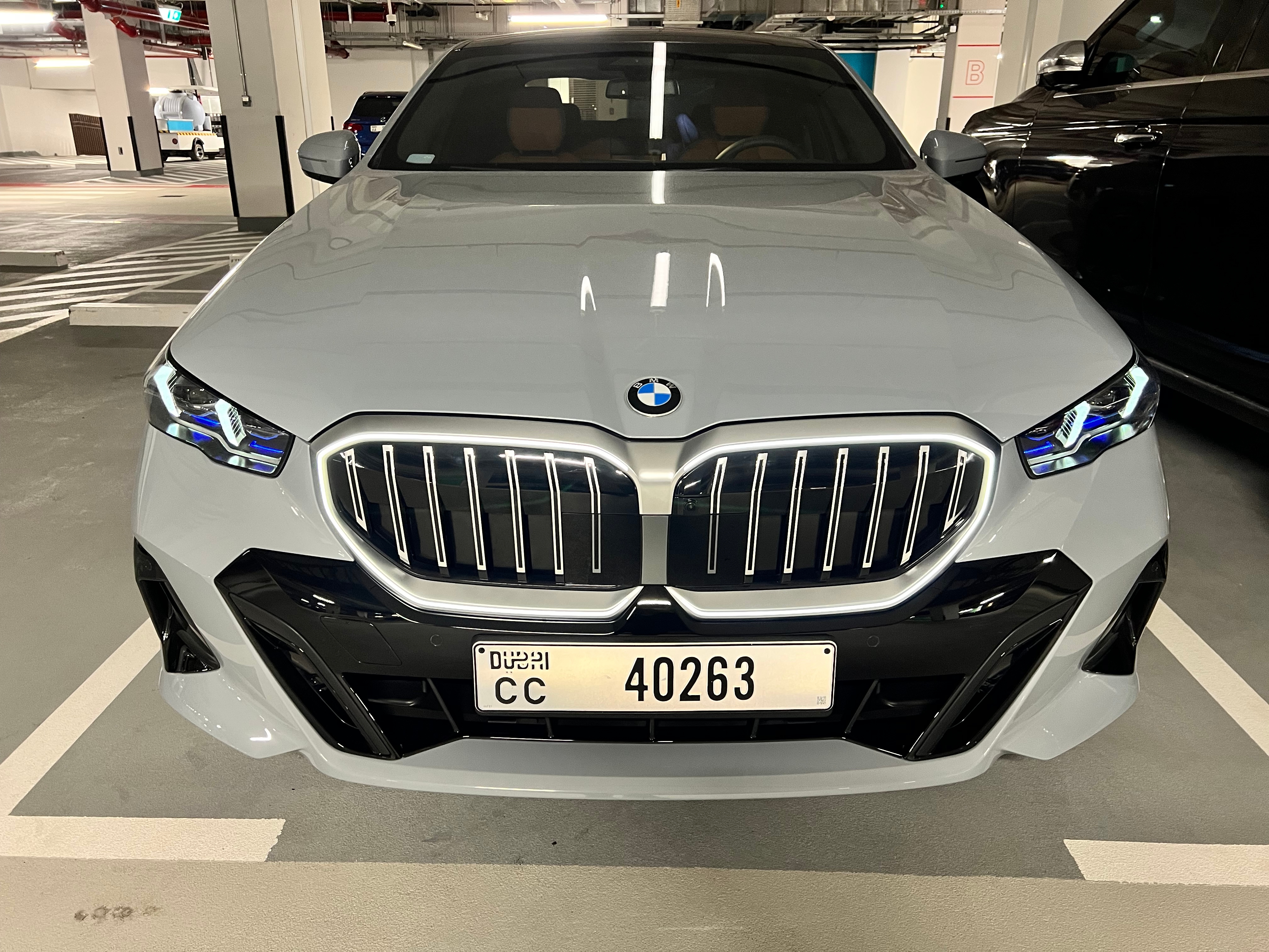 Hellgrün BMW 530i M Sport 2025
